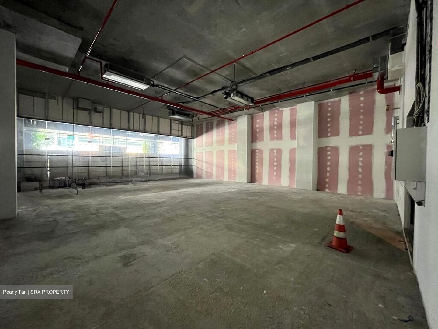 Middle Road (D7), Retail #522853251